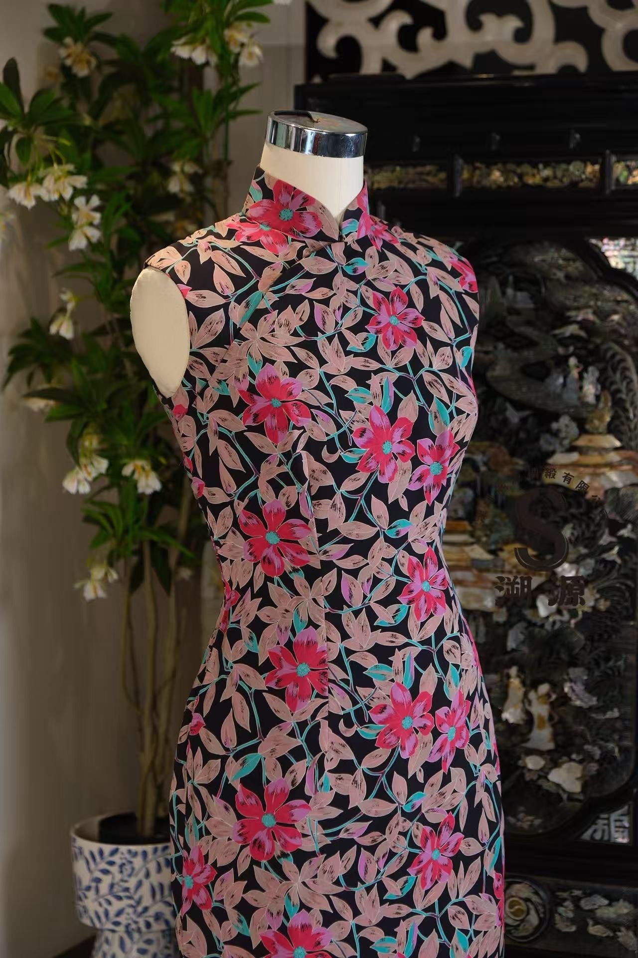 60年代 -【霓虹夜宴】Vintage 60s 丝绸无袖旗袍：黑底“粉蓝烟火”高定印花 | 1960s - "Neon Night Feast" Vintage 60s Silk Sleeveless Cheongsam: Black Base with "Pink and Blue Firework" Couture Print
