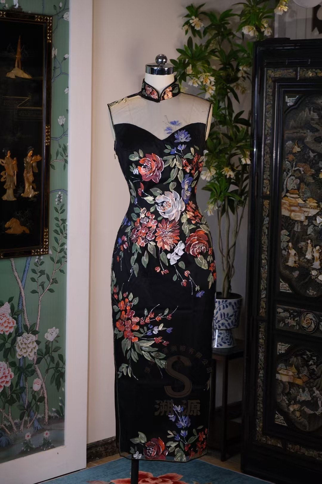 客订结缘 - 暗夜花境•Ruffo Coli高定手绘油画透视背无袖旗袍 | Customized Design - Nocturnal Flora: Ruffo Coli Haute Couture Hand-Painted Oil-Effect Sheer-Back Sleeveless Cheongsam