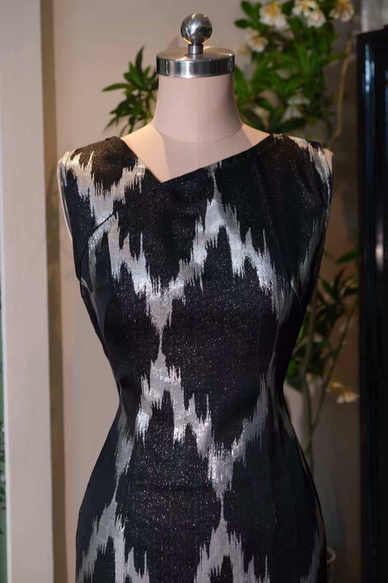 60年代 -【月影流金】Vintage 60s 黑银伊卡特抽象纹 无领修身现代旗袍裙 | 1960s - 【Silver Moon Ikkat】Vintage 60s Black & Silver Abstract Pattern Qipao Dress