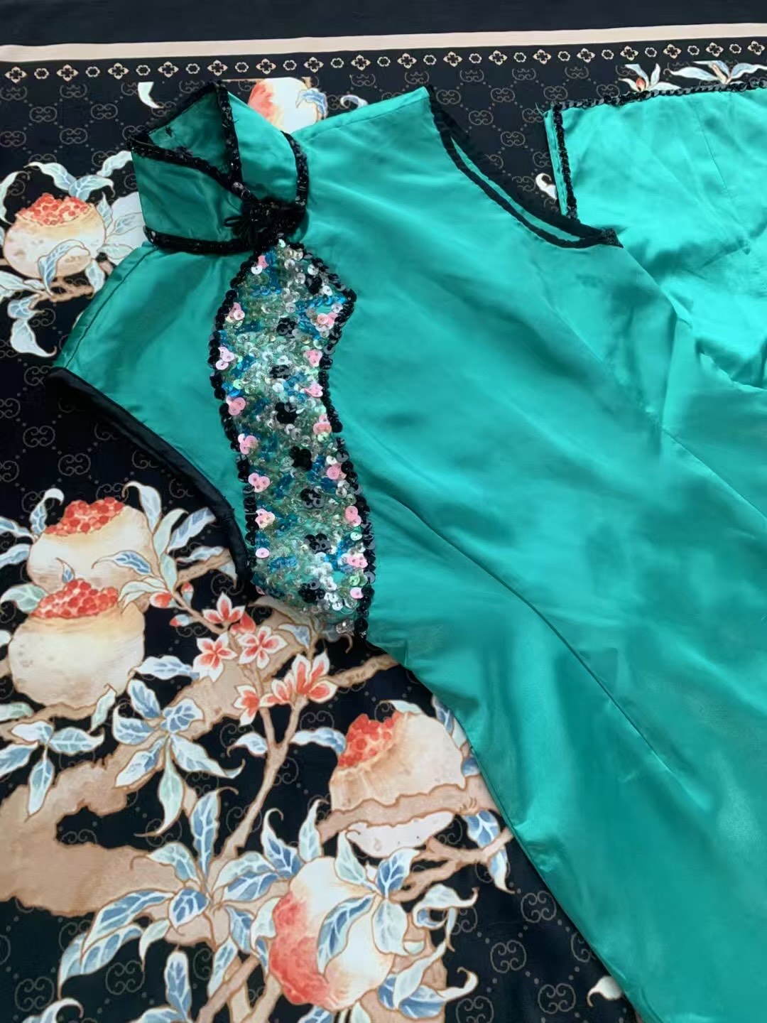 60年代 -【馆藏级】流光溢彩宝石绿 钉珠亮片绲边 曳地花瓶版型 贵雅旗袍礼服 | 1960s - "Museum-Quality" Glistening Jewel-Toned Emerald Green Qipao Gown with Beaded Sequin Embroidery, Piping Trim, and Floor-Length "Vase" Silhouette