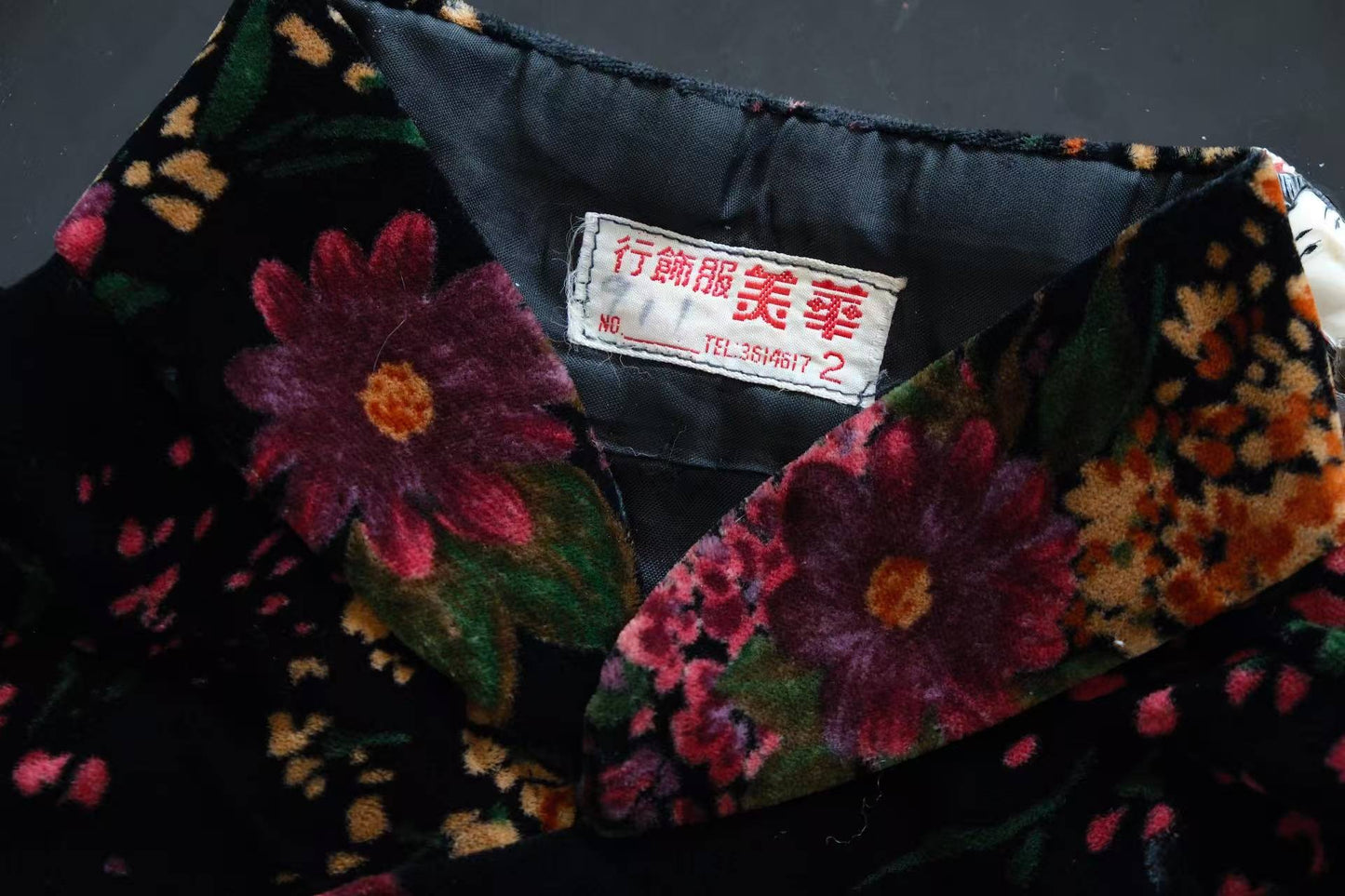 60年代 - 黑地繁花，岁月如歌——六十年代华美服饰行天鹅绒旗袍 | 1960s - Velvet Blossoms, a Song of Time: 1960s Antique Qipao by "Hua Mei Fashion House"