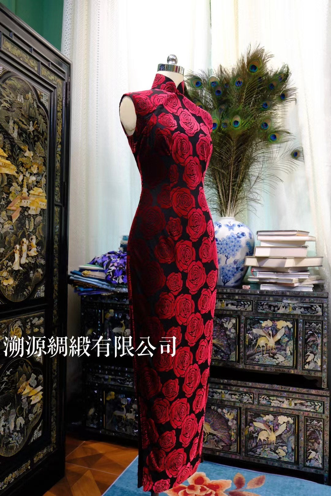 客定结缘 - 暗夜烈焰：红丝绒玫瑰无袖旗袍 | Customized Design - Midnight Inferno: Red Velvet Rose Sleeveless Qipao