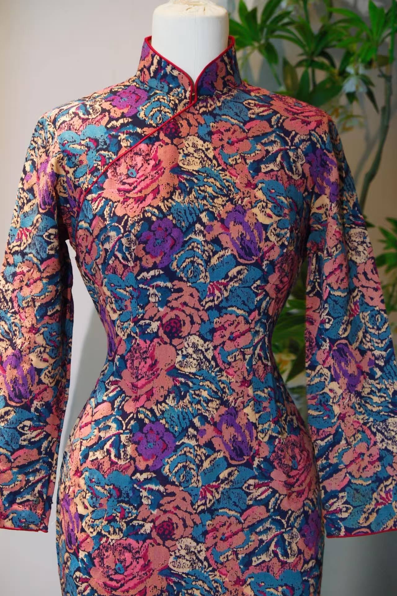 60年代 - 摩登绲线·靛蓝羊毛线香绲印花长袖旗袍 | 1960s - The Modern Piping: Indigo Wool Cheongsam with Xiansi Piping and Floral Print