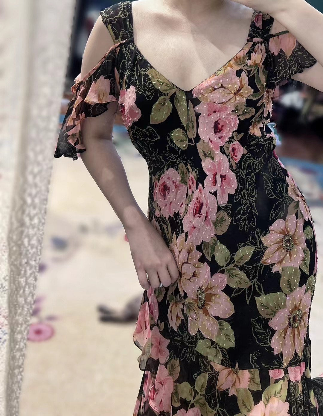 Vintage钉珠礼服： 暗夜花神——斜裁工艺打造黑底粉花露肩长裙 | Vintage Beaded Dress： Goddess of the Dark Bloom — Bias-Cut Black Chiffon Gown with Pink Floral Print and Cold-Shoulder Ruffles