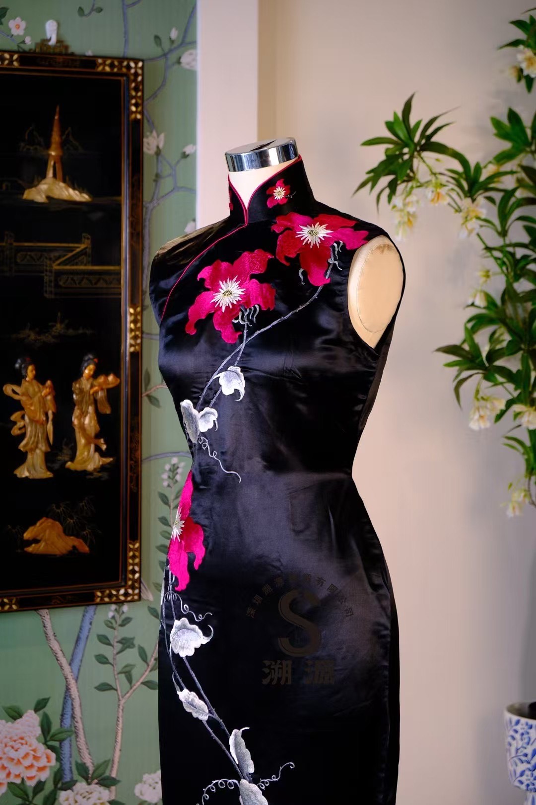 60年代 -【夜绽朱槿】港工典藏：长款真丝苏州刺绣古董旗袍——栩栩如生扶桑花 | 1960s - "Midnight Hibiscus Bloom" Hong Kong Heritage: Long Silk Embroidered Antique Cheongsam – Lifelike Hibiscus Motif