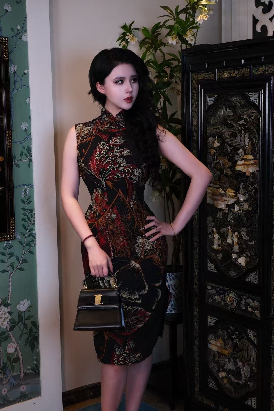 60年代 - 暗黑底色复古朱红金线花卉刺绣无袖旗袍 | 1960s - Phoenix Dance: Sleeveless Cheongsam with Vintage Vermilion and Gold Thread Floral Embroidery on a Deep Black Base