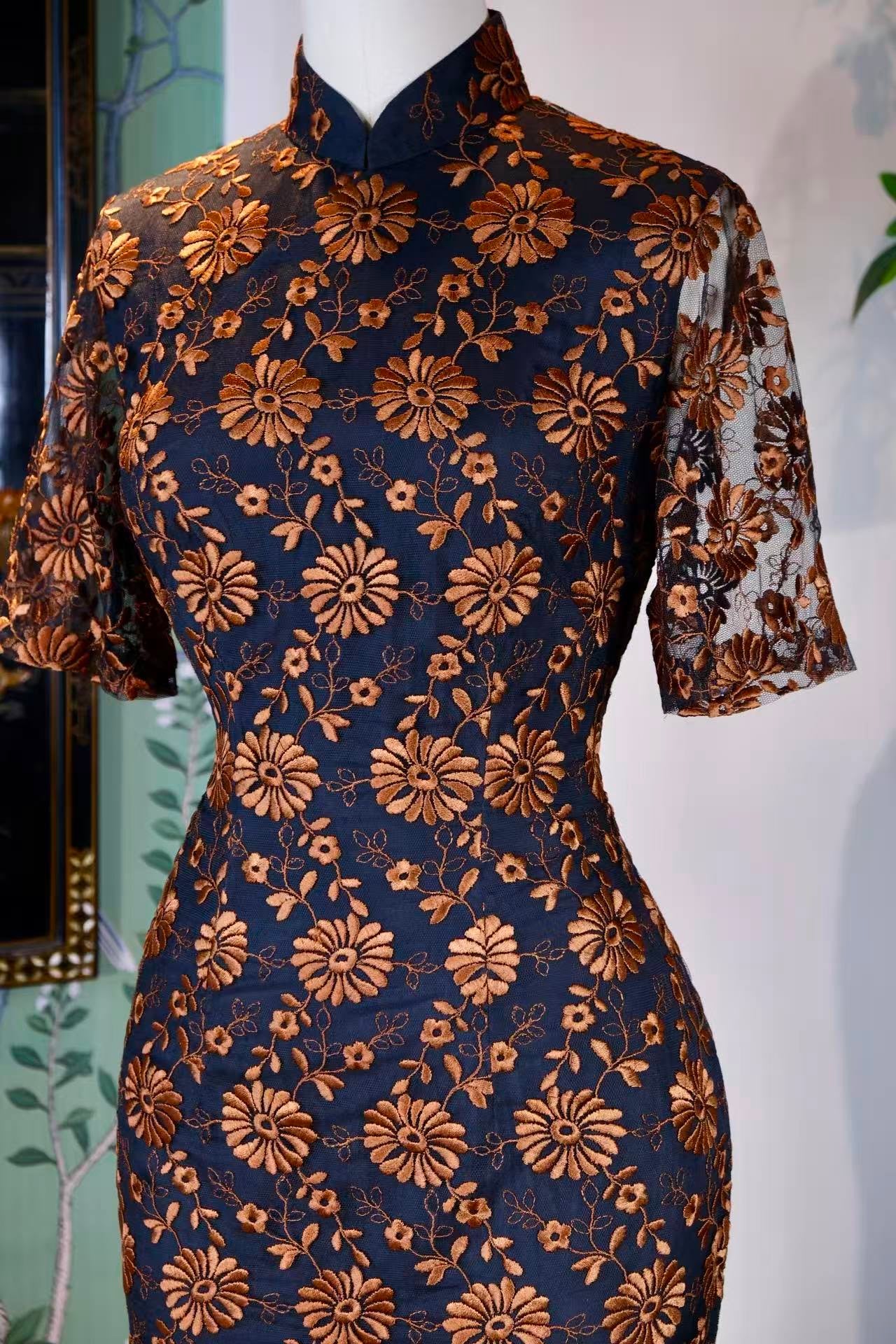 60年代 - 鎏金藤蔓·1960年代台湾产墨色蕾丝铜棕浮雕刺绣工艺古董旗袍 | 1960s - Burnished Vines: A 1960s Taiwan Vintage Ink-Black Lace Cheongsam with Copper-Brown Relief Embroidery