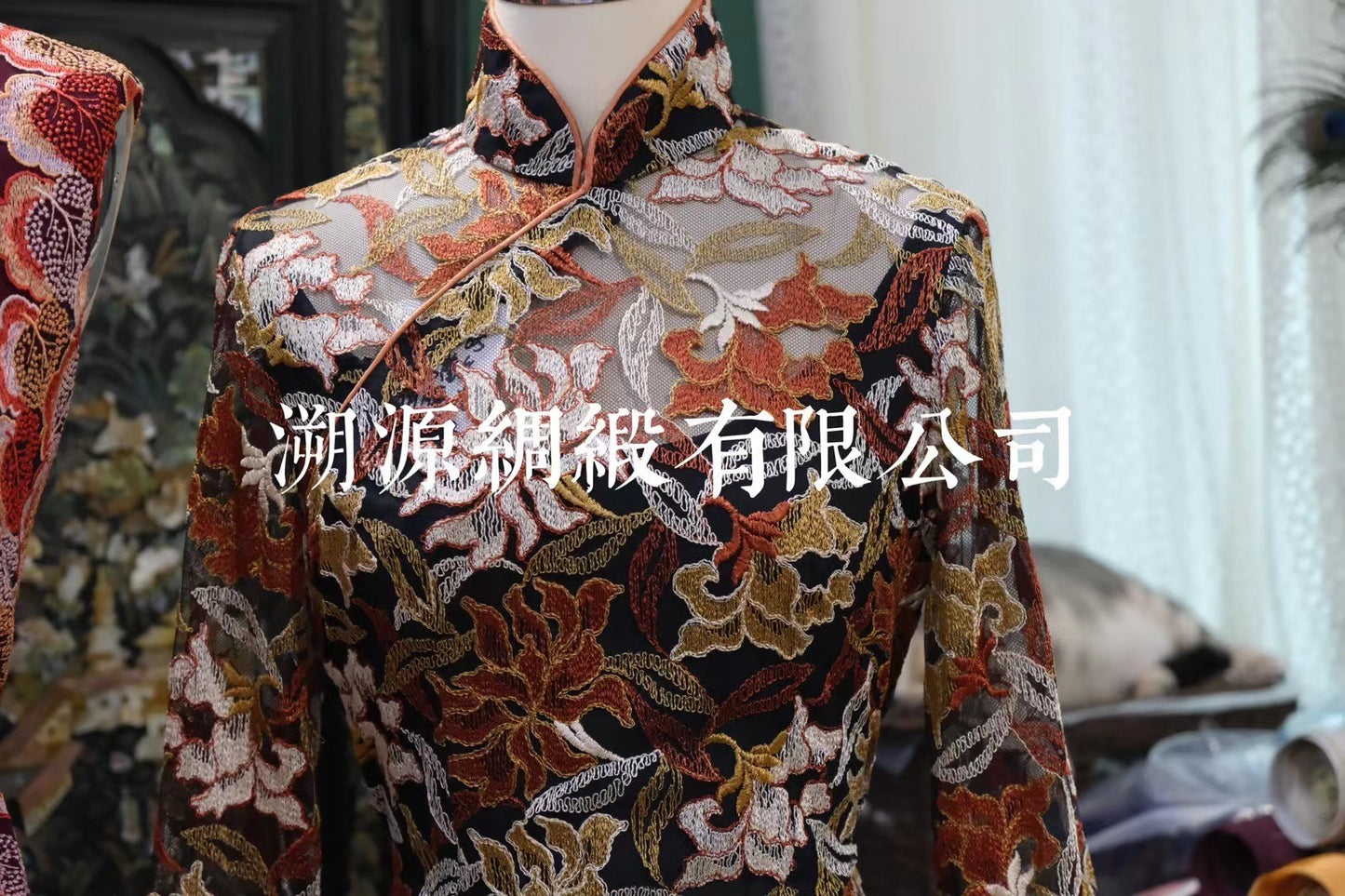 60年代 - 刺繡蕾絲三角腰港工旗袍 (黑底長袖款) | 1960s - Embroidered Lace Triangle-Waist Hong Kong-Style Qipao (Black Base Long-Sleeve)