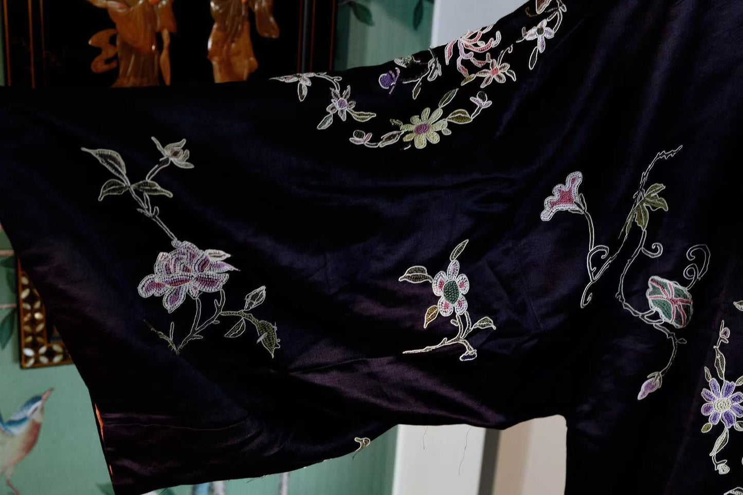 清末民初 -  黑缎打籽绣八团花篮纹氅衣：汉族女性服饰艺术的巅峰之作 | 1910s - Black Satin Surcoat with "Seed Stitch" Eight-Medallion Flower Basket Motif: A Masterpiece of Han Elite Elegance