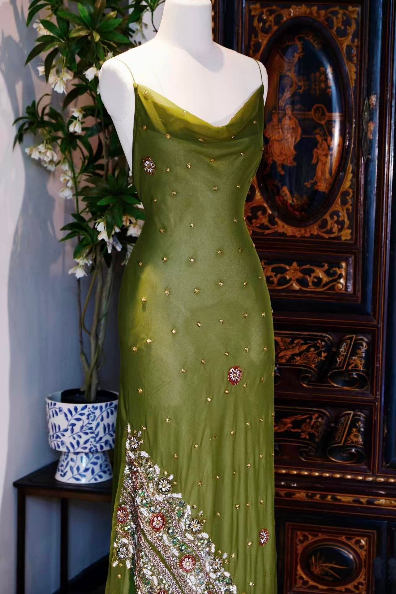 高定成衣 - 1930年代复古风手工钉珠真丝斜裁礼服 | 橄榄绿星系刺绣，匠心重塑黄金时代盛装 | Luxury Ready-to-Wear (RTW) - 1930s Style sequined beaded Vintage Silk Bias-Cut evening Gown | Olive Green Galaxy Embroidery, Artisan-Crafted Golden Age Ballgown