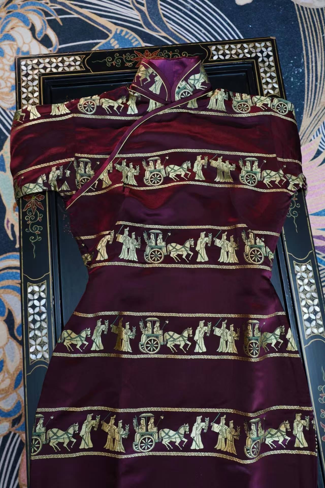 40年代 - 紫魅惊鸿·1940年代海派酒红织锦提花金线车马出行图古董旗袍 | 1940s - Purple Glamour & Startled Swan: A Late 1940s Shanghai-Style Wine Red Brocade Cheongsam with Gold-Woven Chariot Procession