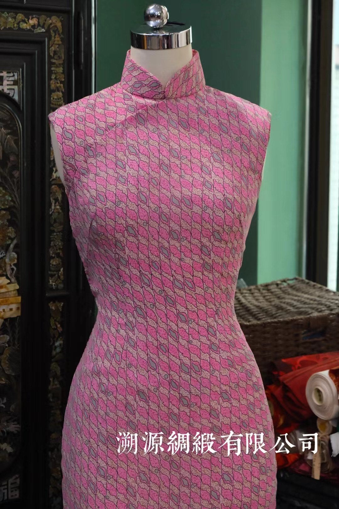 60年代 -【甜梦棋盘 • 蔷薇粉几何格纹提花无袖修身古董旗袍】| 1960s - “Pink Chessboard Dream” - Sleeveless Antique Qipao in Rose Pink Geometric Jacquard with Fitted Silhouette.