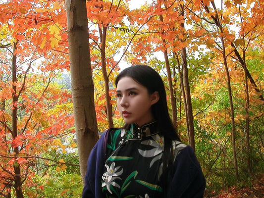 客订结缘 - 秋日幽兰：墨黑底色幽兰花卉印花高领旗袍长裙搭配复古佩斯利纹羊绒流苏披肩 / Customized Design - Autumn Solitude Orchid: Black Base Phalaenopsis Print Modern High-Collar Qipao Maxi Dress Paired with Vintage Paisley Cashmere Tassel Shawl