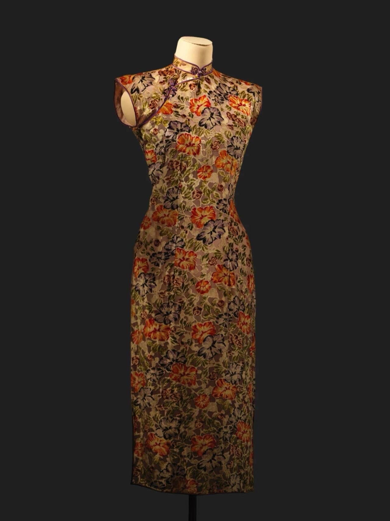 40年代 - 1940年代海派名店“霞飞女服”出品：藕色地烧花丝绒牵牛花纹印花旗袍（张信哲先生珍藏）| 1940s -  A 1940s Haipai Masterpiece by Avenue Joffre Ladies' Wear：Devoré Velvet Qipao with Morning Glory Print (The Jeff Chang Collection)