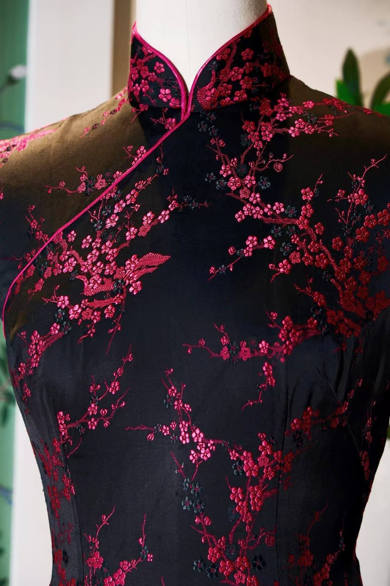 60年代 - 玫红梅花提花织锦缎古董旗袍 | 1960s - A Vintage 1960s Rose-Red Plum Blossom Brocade Jacquard Cheongsam