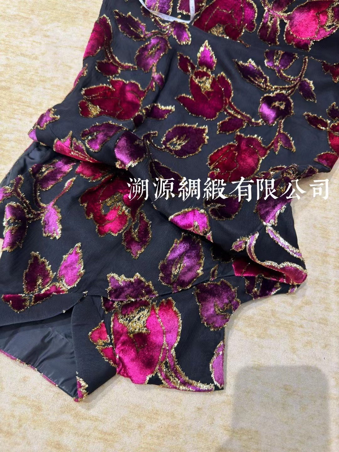 60年代 - 极致奢华：黑底紫红丝绒烂花金丝玫瑰无袖旗袍 | 1960s - Exquisite Luxury: Black-Based Purple Devoré Velvet Gold-Thread Rose Sleeveless Qipao/Cheongsam