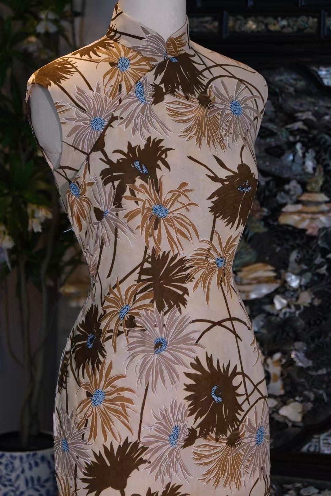 60年代 -【Vintage 1960s 花样年华·美拉德摩卡菊影】秋日绒毯上的靛蓝留白：港式复古风情无袖旗袍 | 1960s - 【Vintage 1960s In the Mood for Love · Maillard Mocha Chrysanthemum Shadow】Indigo Highlights on an Autumn Rug: Sleeveless Qipao of Hong Kong Retro Charm