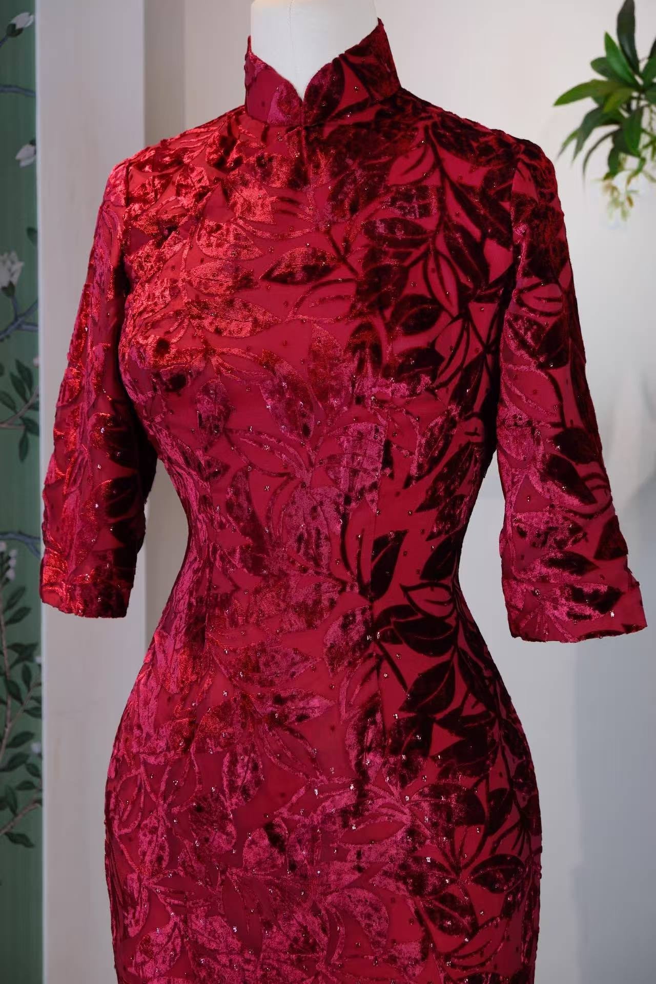 60年代 - 六十年代烧花丝绒织金旗袍：岁月里的繁花似锦 | 1960s - 1960s Burn-out Velvet Gold-Brocade Qipao: A Tapestry of Splendor Across Time