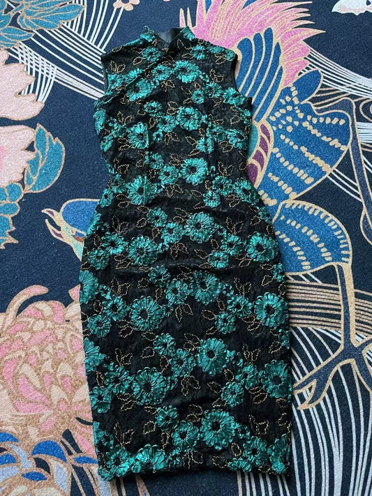 60年代 - 【夜色鎏金 • 孔雀绿丝带立体花卉刺绣无袖旗袍】 | 1960s - “Midnight Gilt” - Sleeveless Qipao with Peacock Green Ribbon Appliqué and Gold Chain Embroidery on Black Lace.