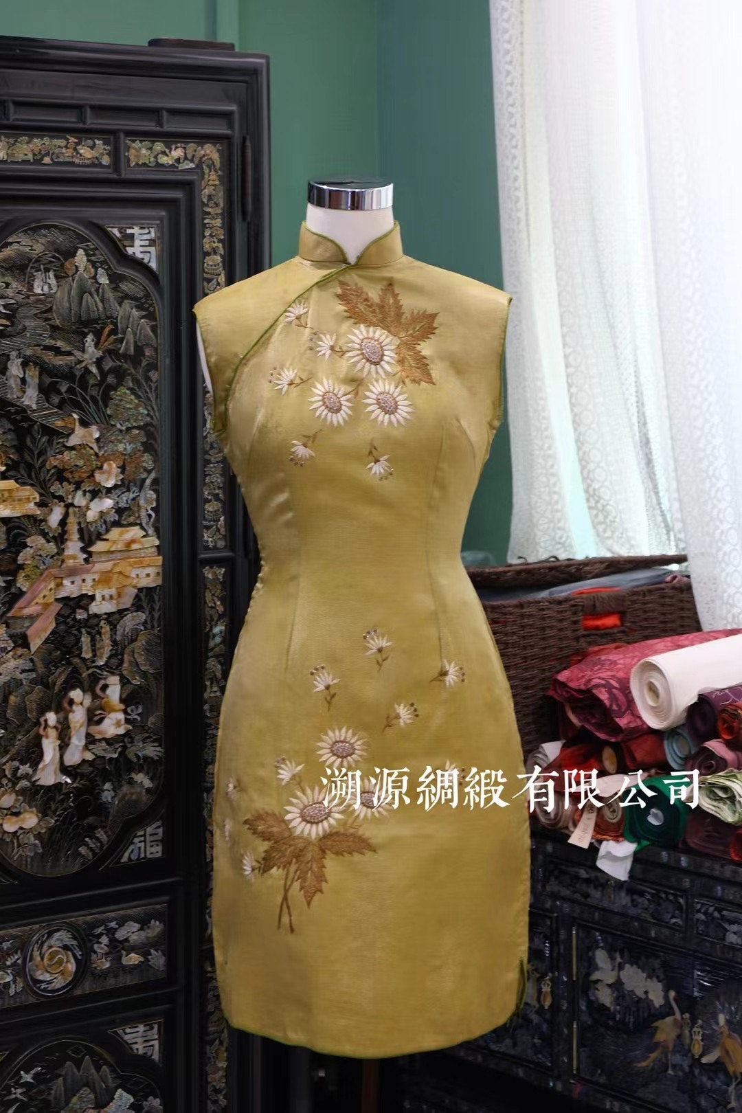 60年代 - 典雅橄榄金雏菊刺绣无袖短款旗袍 | 1960s - Elegant Olive Gold Daisy Embroidered Sleeveless Short Qipao