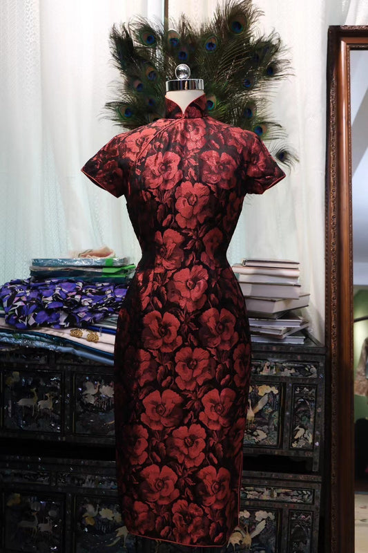 50年代 - 香港经典 黑地红金繁花织锦/织金提花三角腰中长款古董旗袍：【暗香浮金】| 1950s - Classic Hong Kong Qipao: Black-Base Red-Gold All-Over Floral Brocade/Jacquard, Triangular Waist, Mid-Length Antique Style: "Hidden Fragrance, Floating Gold"