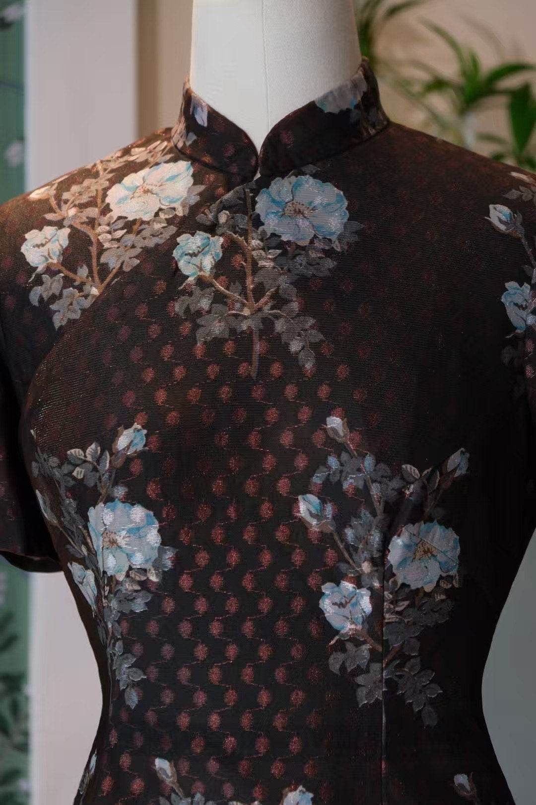 60年代 -《新加坡国立博物馆典藏·黛色织金提花旗袍》|  1960s - “National Museum of Singapore Heritage · Dark Brocade Jacquard Qipao”