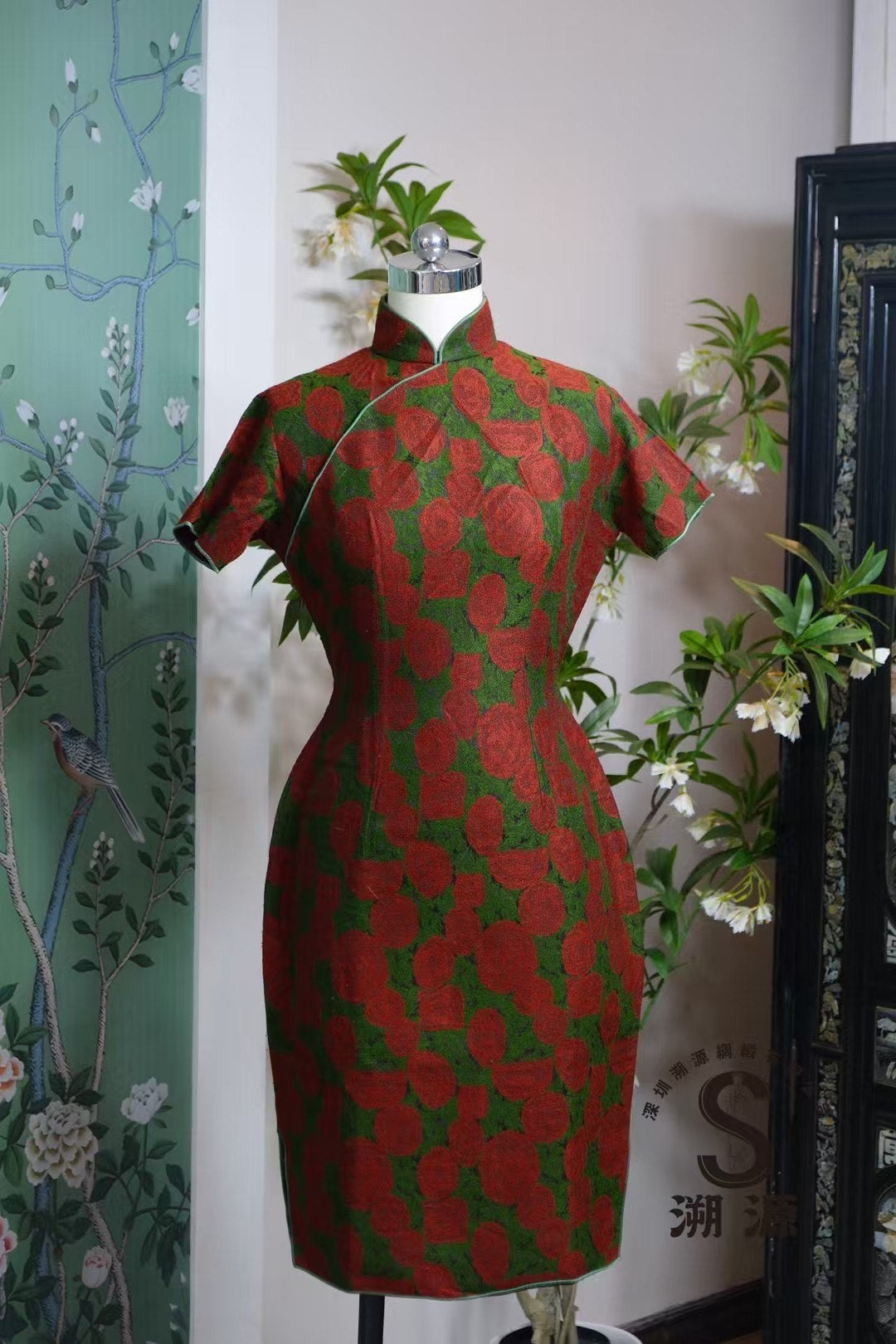 50年代 - 【烈焰蔷薇】Vintage 50s 油画玫瑰羊毛呢 线香绲港式三角腰花瓶底短旗袍 | 1950s - 【Blazing Rose】Vintage 50s Wool Felt Qipao with Oil-Paint Rose Pattern & Incense Stick Piping