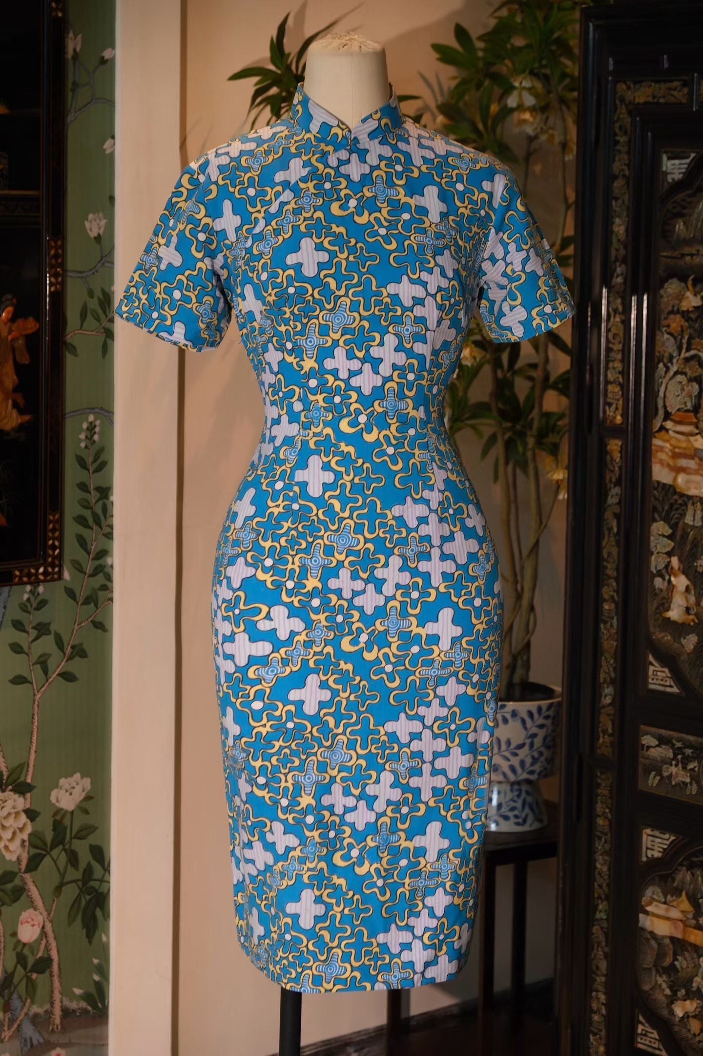 60年代 - 「天青波普」：一九六零年代几何十字云纹古董台湾旗袍（东方波普美学）/ 1960s - "Azure Pop Art": A 1960s Taiwanese Vintage Qipao with Geometric Cross and Cloud Motifs (Aesthetic of Oriental Pop)