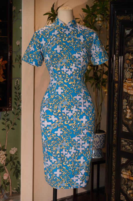 60年代 - 「天青波普」：一九六零年代几何十字云纹古董台湾旗袍（东方波普美学）/ 1960s - "Azure Pop Art": A 1960s Taiwanese Vintage Qipao with Geometric Cross and Cloud Motifs (Aesthetic of Oriental Pop)