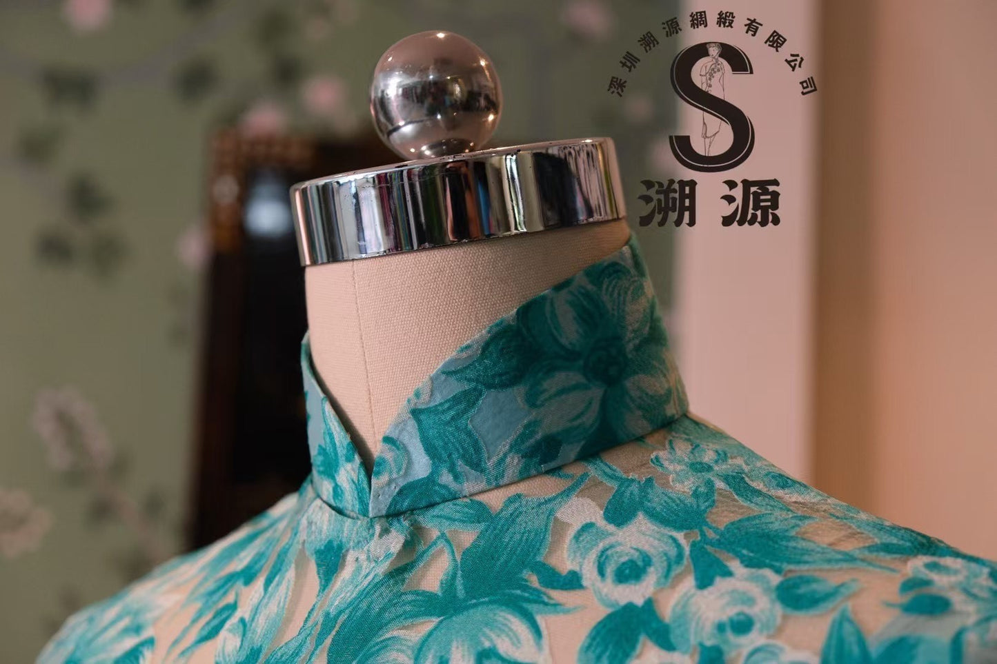 60年代 - 「薄荷海鹽・雙生花」：1960年代風格清涼水藍色調花卉印花短袖及無袖修身旗袍對組 | 1960s - "Mint Sea Salt・Twin Blossoms": 1960s Hong Kong Style Cool Aqua-Toned Floral Print Short-Sleeve and Sleeveless Slim-Fit Qipao Duet