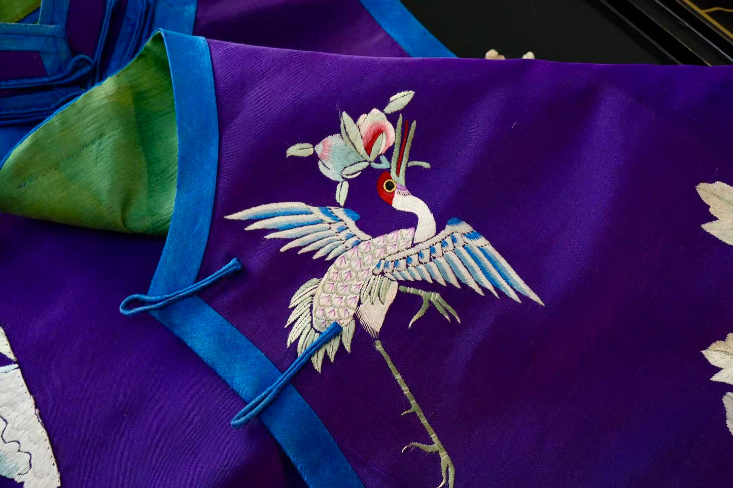 晚清时期 - 晚清刺绣仙鹤牡丹纹马甲：一种古典美学的延续 | Late Qing Dynasty - Elegance of the Late Qing: An Embroidered Vest with Crane and Peony Motifs