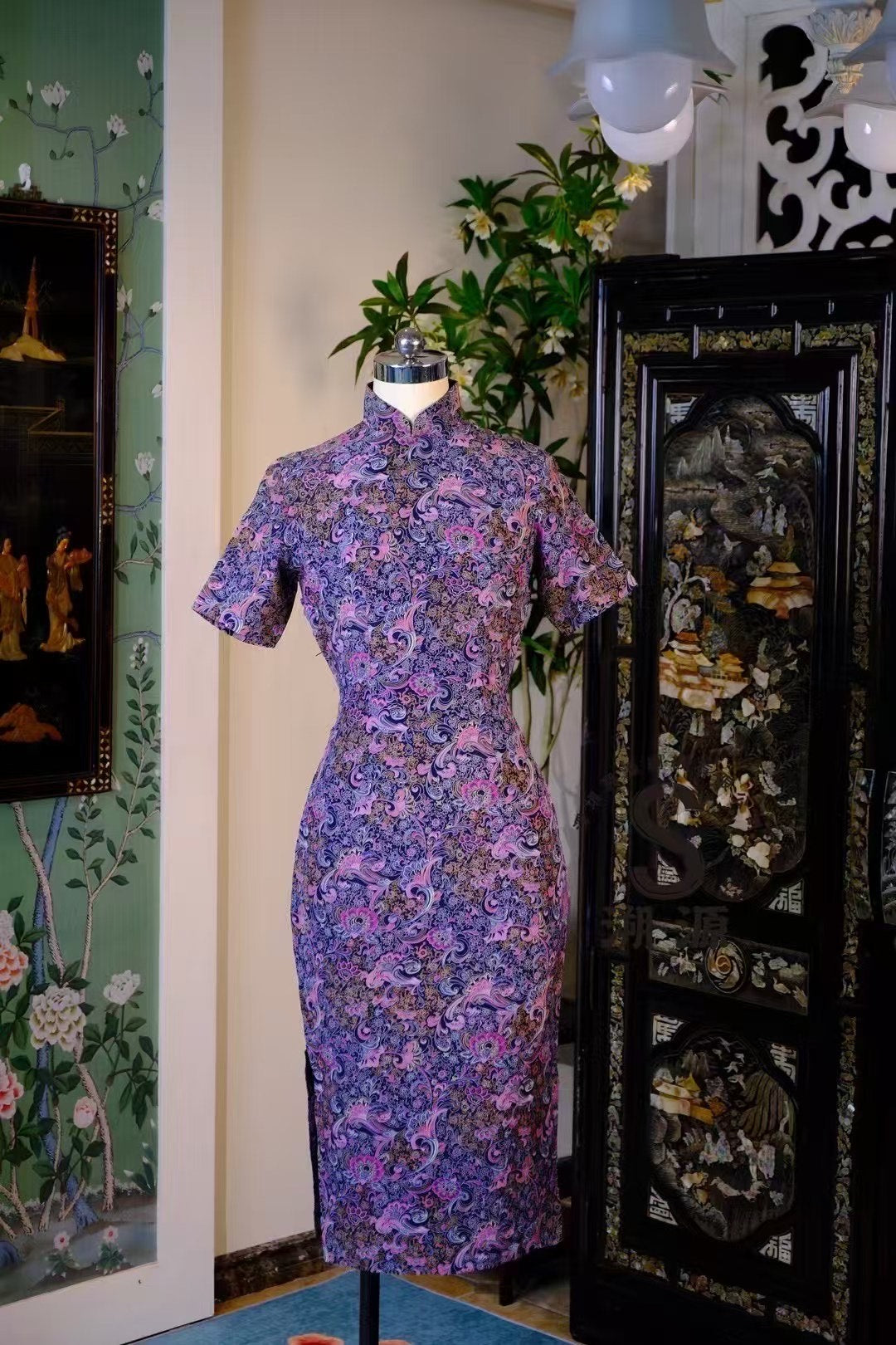 60年代 - 紫罗兰梦境 · 佩斯利涡纹：六十年代华丽复古 · 靛紫色调短袖修身印花旗袍 | 1960s - Violet Dreamscape · Paisley Swirl: 1960s Glamorous Retro · Indigo and Purple Tone Short-Sleeve Slim Print Qipao