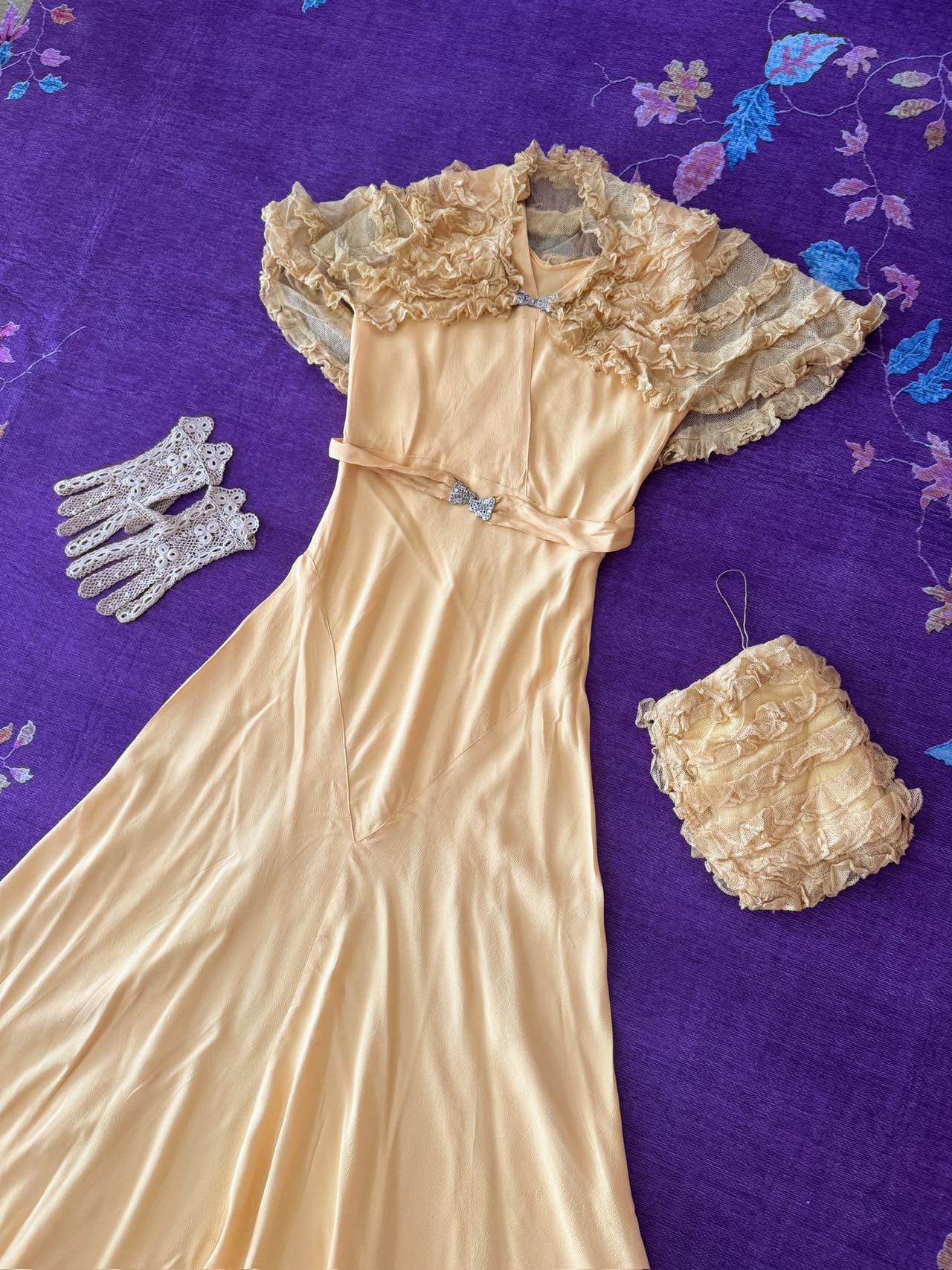 云肩流金：民国三十年Art Deco真丝礼服与“海派旧梦” | Gilded Cloud Shoulder: A Republic of China Year 30 (1940s) Art Deco Silk Gown and "Shanghai-Style Old Dreams"