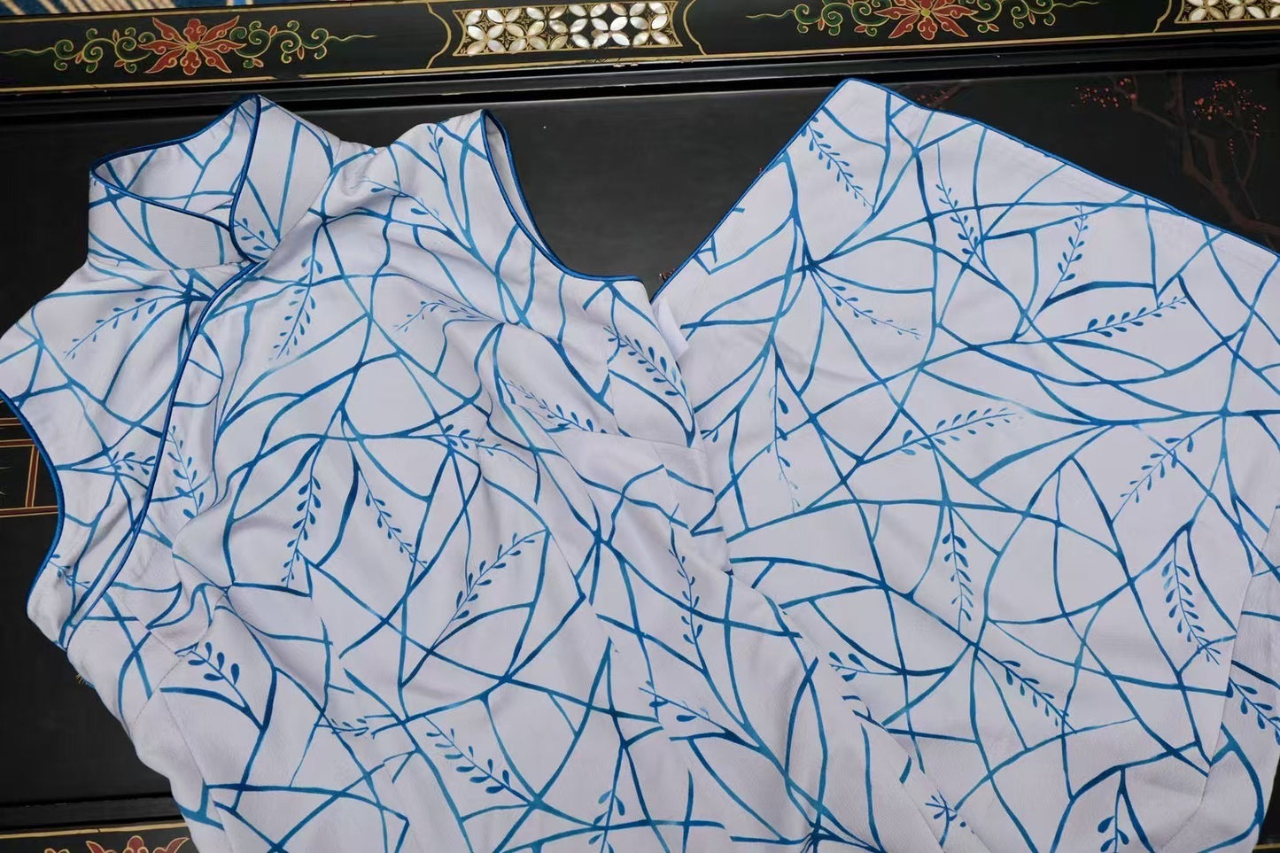 客订结缘 -《月夜听风》—— 青藤缠绕、疏影横斜的雅韵真丝旗袍 | Customized Design - "Listening to the Wind on a Moonlit Night" — The Elegant Silk Cheongsam of Intertwining Cyan Vines and Scattered Shadows