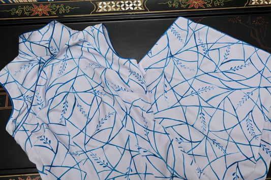 客订结缘 -《月夜听风》—— 青藤缠绕、疏影横斜的雅韵真丝旗袍 | Customized Design - "Listening to the Wind on a Moonlit Night" — The Elegant Silk Cheongsam of Intertwining Cyan Vines and Scattered Shadows