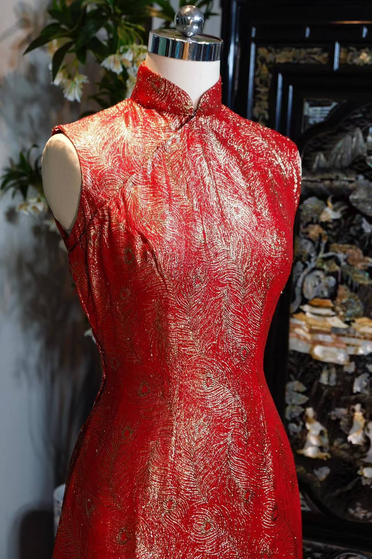 60年代 - 织金雀羽中国红旗袍：六十年代港工技艺的织物诗篇 | 1960s Weaving Gold & 1960sPhoenix Plumes: A Chinese Red Qipao — A Poetic Textile of 1960s Hong Kong Craftsmanship