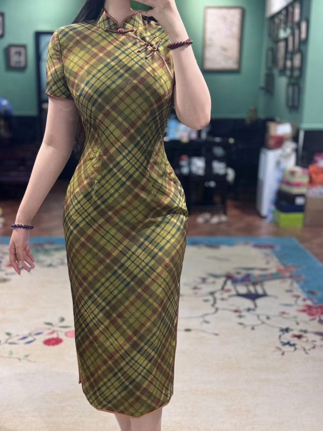 60年代 - 知性年代·橄榄格：复古港工手作一字盘口古董旗袍 | 1960s - The Olive Plaid Scholar: Vintage Hong Kong Craft 'Yizi' Frog Button Qipao