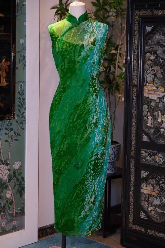 客订结缘 -《流云锁烟 · 翠意凝香》—— 泼墨晕染，青绿交叠的抽象艺术无袖旗袍 | Customized Design - "Floating Clouds & Jade Intent" — Ink-Wash Blended, Aqua-Green Abstract Art Sleeveless Qipao