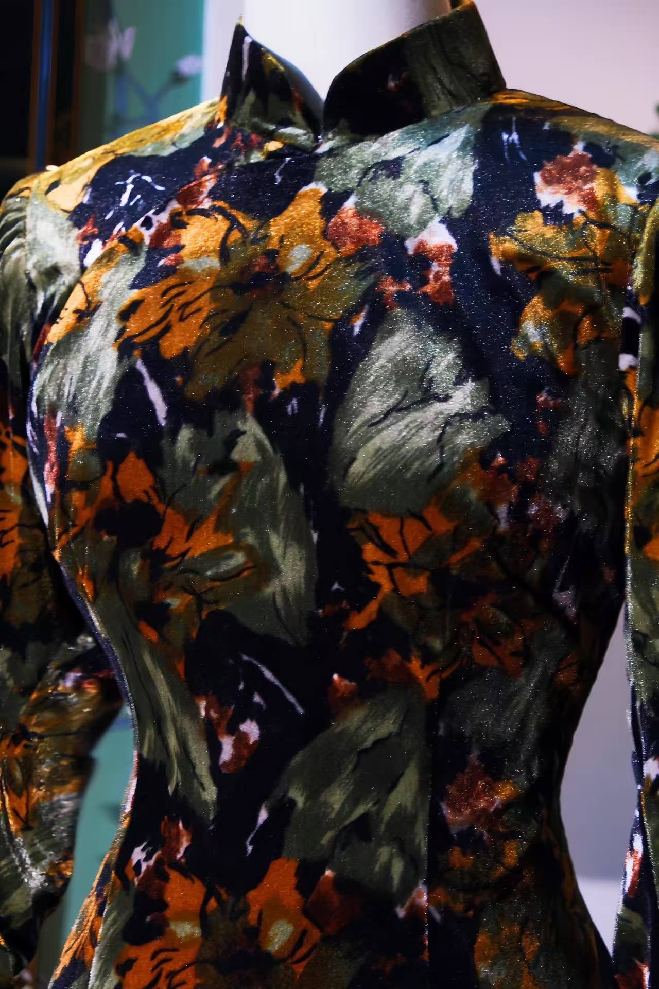 50年代 - 岭南墨韵·五十年代手绘抽象天鹅绒古董旗袍 | 1950s - Lingnan Ink Rhyme: Vintage 1950s Hand-Painted Abstract Velvet Cheongsam