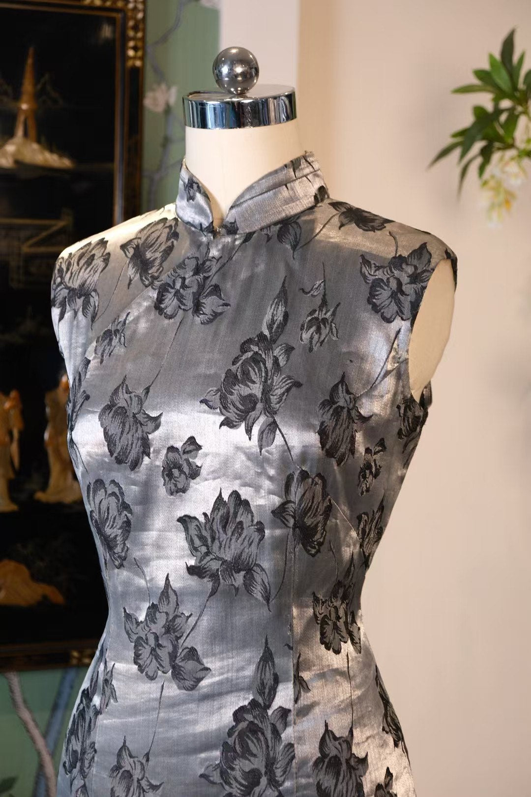 60年代 - 墨影浮光·幽兰曳尾银梭织短旗袍 | 1960s - Ink Shadow Floating Light · Phantom Orchid Trailing Silver Shuttle-Woven Qipao