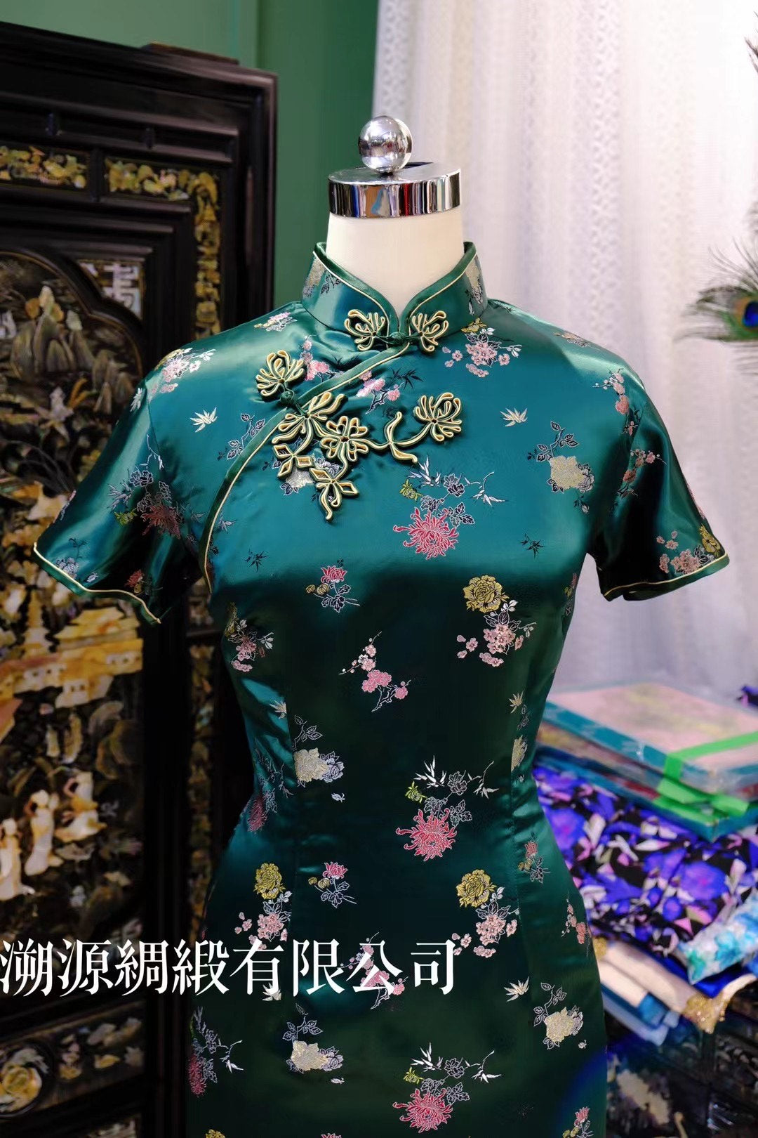 60年代 - 港式墨绿真丝织锦缎 梅兰竹菊团花 嵌丝硬花盘扣收腰中长款古董旗袍：【竹影凝翠】| 1960s - Hong Kong Style Dark Green Silk Brocade Qipao with Plum, Orchid, Bamboo, Chrysanthemum Motif, Hard-Woven Knot Buttons, Fitted Mid-Length Antique Style: "Bamboo Shadow, Jade Green"