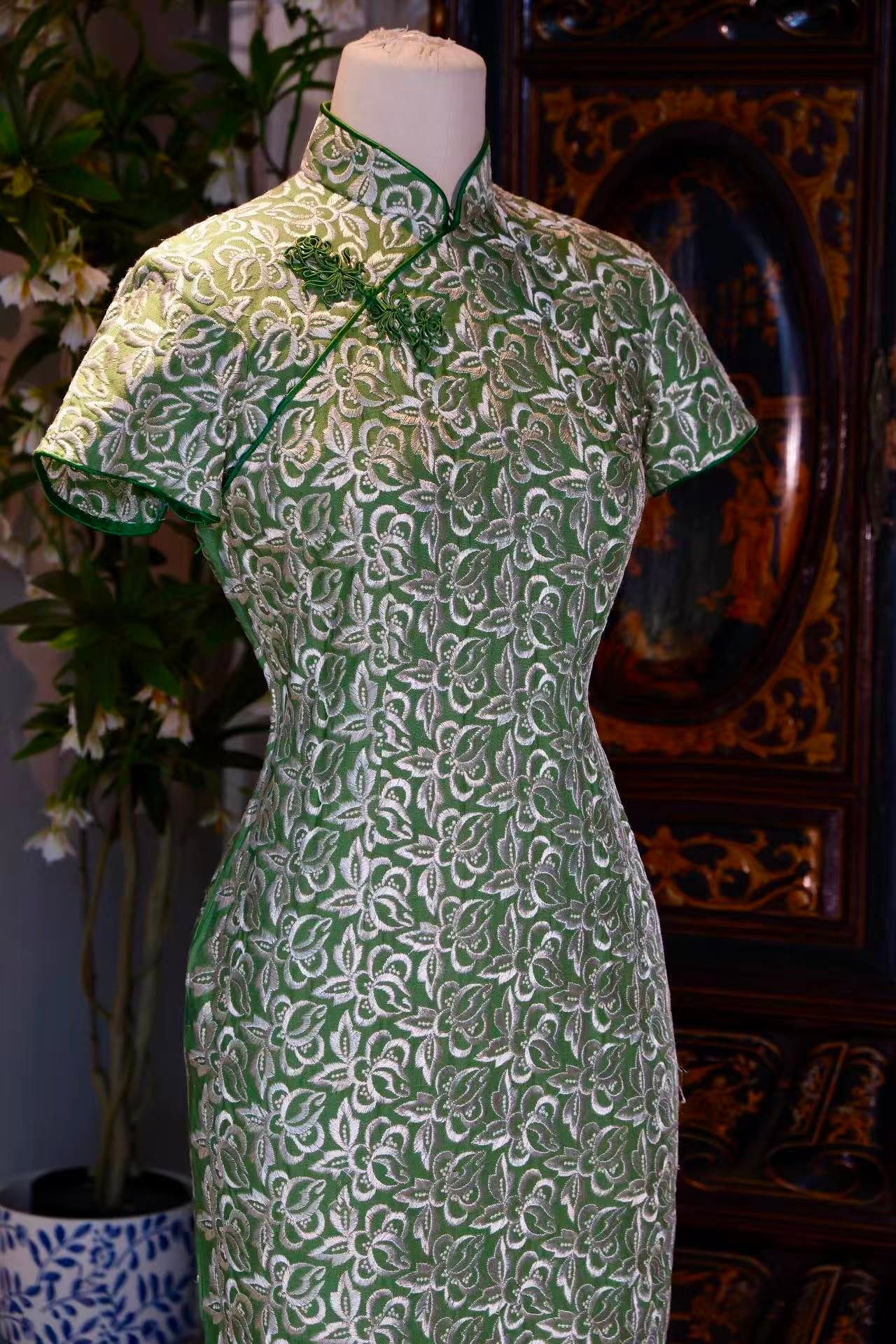 50年代 - 满机绣青瓷地嵌丝硬花扣古董港式旗袍 | 1950s - A Vintage 1950s Hong Kong Cheongsam with Full Machine Embroidery and Fitted Hard Buttons