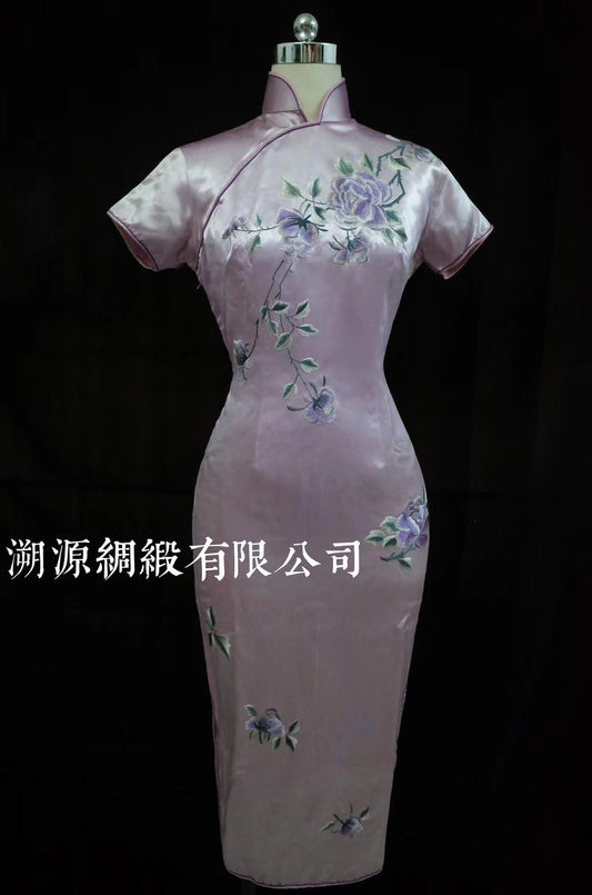 50年代 - 古董苏绣 绸缎彩绘花鸟 短袖中长款 港式手工盘扣 旗袍：【苏绣长生花】| 1950s - Antique Su Embroidery Silk Satin Painted Floral-Bird Short-Sleeve Mid-Length Qipao with Hong Kong Hand-Knot Buttons: "Su Embroidery Immortal Bloom"