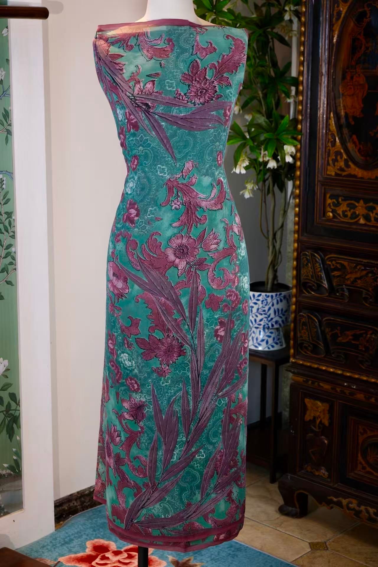 布料名 -《翡冷翠之梦：复古巴洛克藤蔓与暗紫繁花印花真丝绸》| Fabric Name - Dream of Florence: Vintage Baroque Vine and Dark Mauve Floral Printed Silk