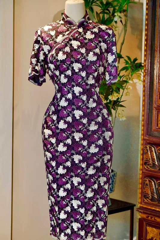60年代 - 法国进口葡萄紫刺绣蕾丝台湾产古董旗袍 | 1960s - A Vintage 1960s Taiwanese Cheongsam with French Grape-Purple Embroidered Lace