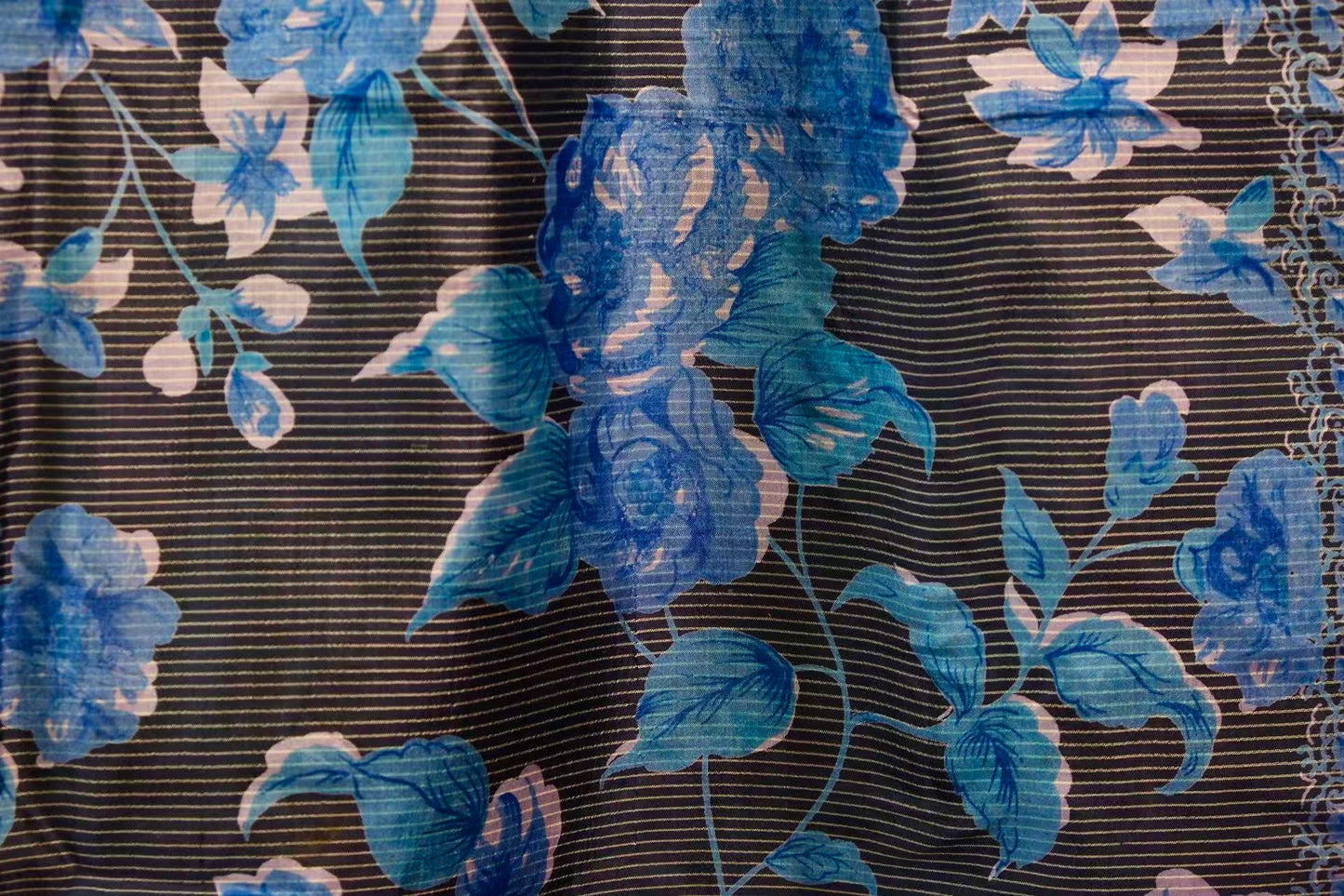 布料名 - 青花流岚：横纹经纬间的重工蓝调碎花写意真丝 | Fabric Name - Azure Mist: Literati Aesthetics and Horizontal-Grain Blue Floral Artisan Silk