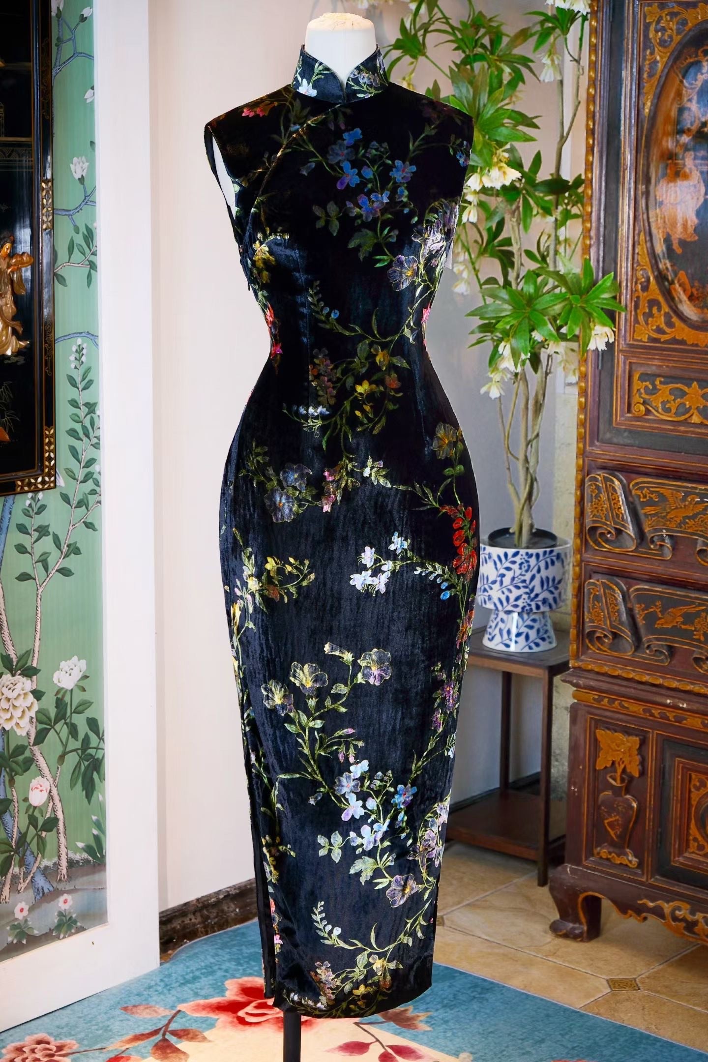 客定结缘 -《金缕幻梦·流光掠影》：当代私人高级定制之作——Ruffo Coli 真丝天鹅绒金缕浮雕旗袍 | Customized Design - "Golden Dreams · Whispers of Light": A Masterpiece of Contemporary Private Bespoke — Ruffo Coli Gold-Embossed Silk Velvet Qipao