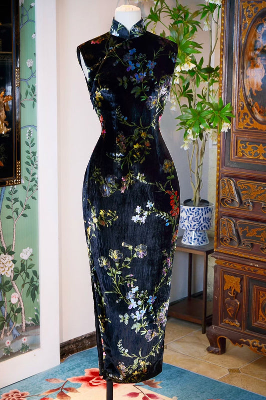 客定结缘 -《金缕幻梦·流光掠影》：当代私人高级定制之作——Ruffo Coli 真丝天鹅绒金缕浮雕旗袍 | Customized Design - "Golden Dreams · Whispers of Light": A Masterpiece of Contemporary Private Bespoke — Ruffo Coli Gold-Embossed Silk Velvet Qipao