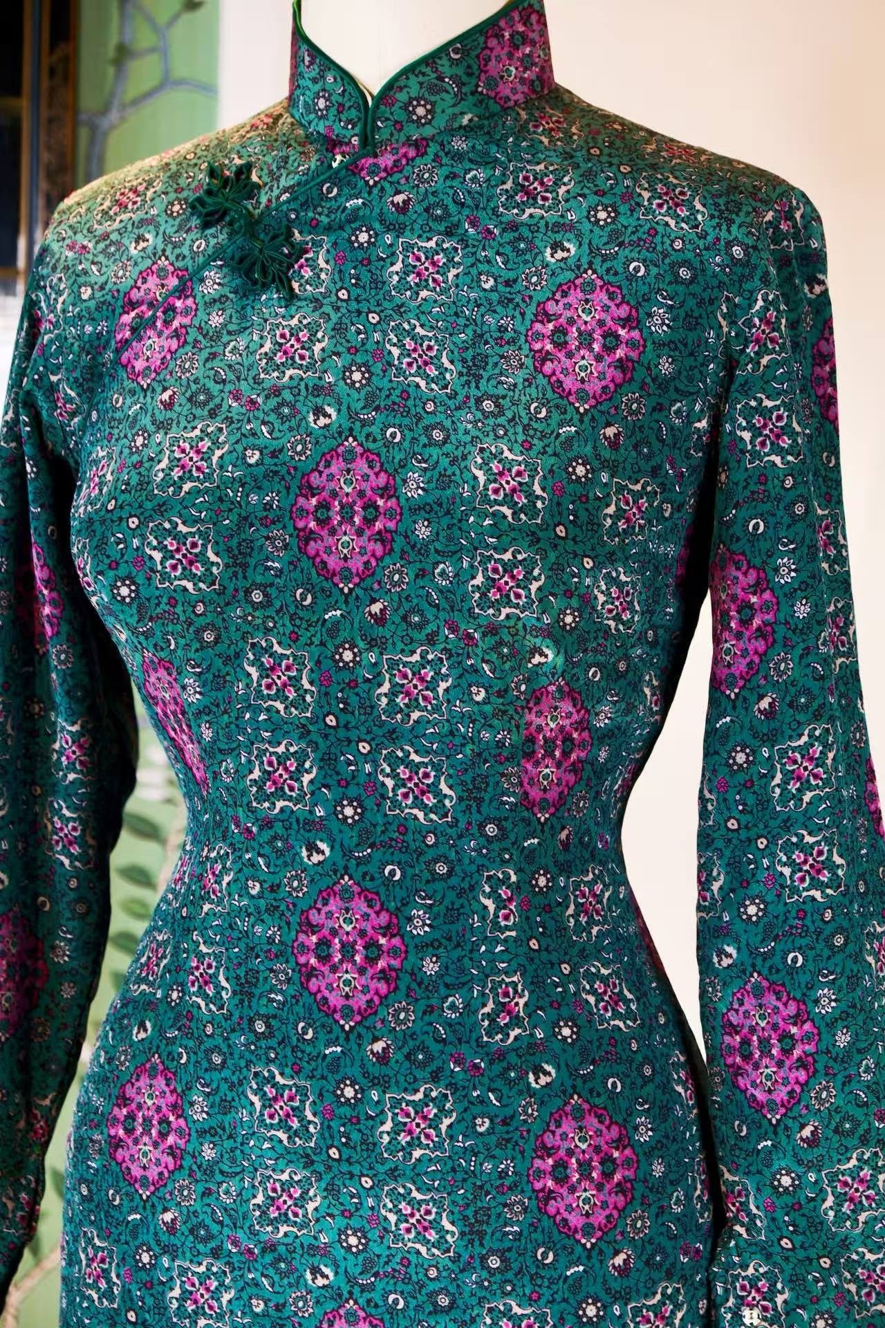 60年代 - 波斯涅槃·六十年代香港孔雀蓝嵌丝硬花扣线香绲古董旗袍 | 1960s - Persian Nirvana: A 1960s Hong Kong Vintage Cheongsam in Peacock Blue with Inlaid Hard Flower Buttons and Incense Stick Piping