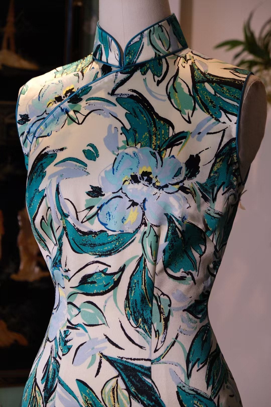 客订结缘 -《碧海繁花 · 绢影流光》—— 泼墨青翠，绽放雅韵的无袖桑蚕真丝旗袍 | Customized Design - "Azure Ocean Blooms · Silk Sheen & Flow" — Ink-Splashed Verdant, Elegantly Blooming Sleeveless Mulberry Silk Cheongsam